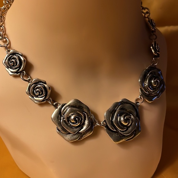 Silver colored rose necklace with extender chain and antique black wash - Picture 2 of 8